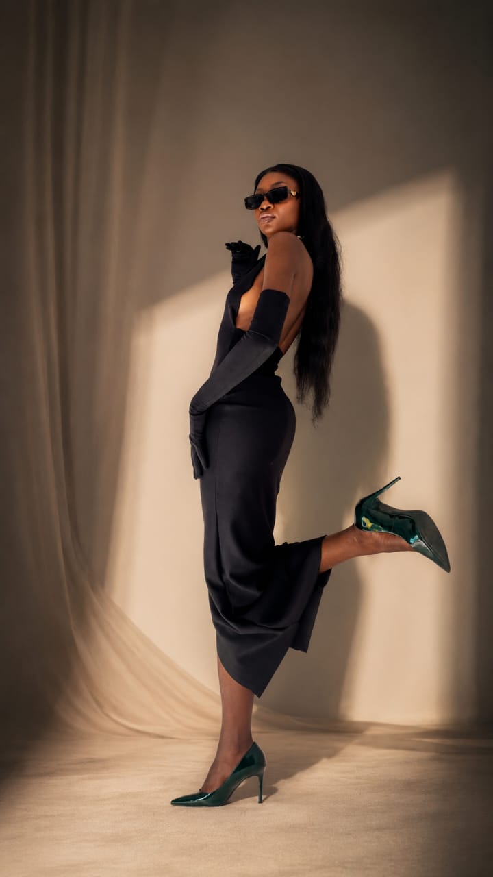 Robe noire couture, vitrail Dakar